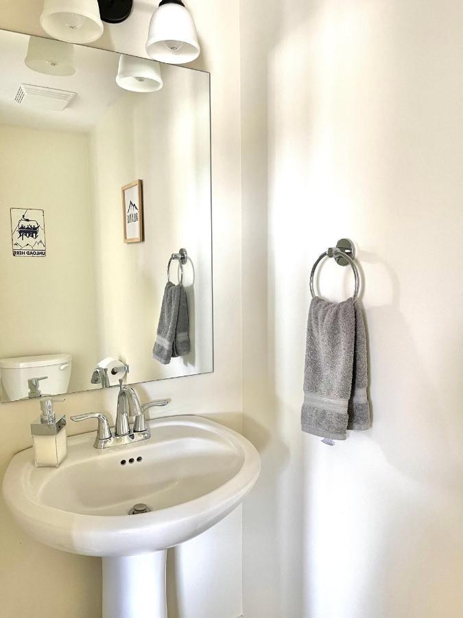 Perfect Base Invermere 3Bd Townhouse Mt Views With Garage Bagian luar foto